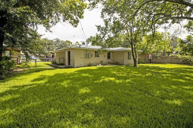 Building Photo - 7 Talisman Ct