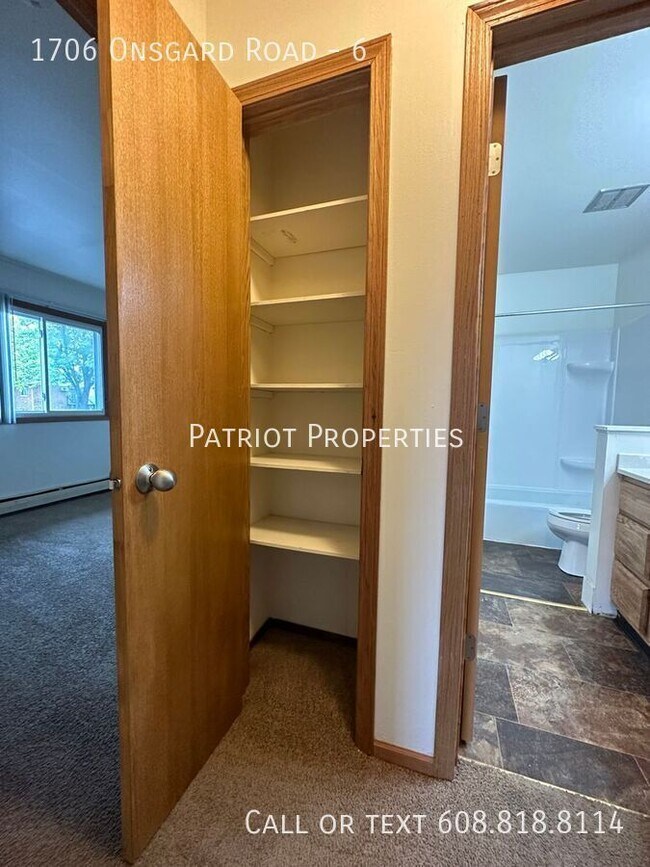 Building Photo - 2 bedroom/ 1 bath apartment in Madison, WI