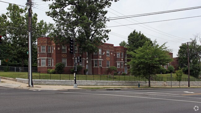 Primary Photo - Randle Manor