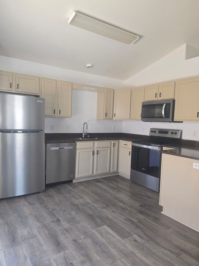 Building Photo - Beautiful townhouse with updated bathrooms. Available now!