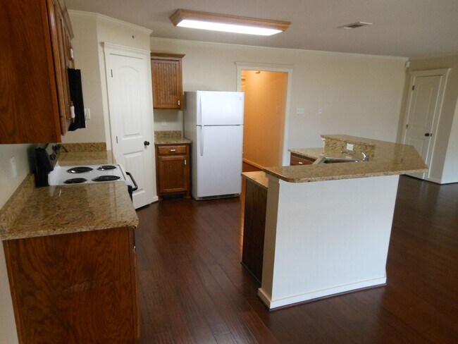 Building Photo - 2 Bedroom 1 Bath Apartment (40% 1st Month Rent BAC)