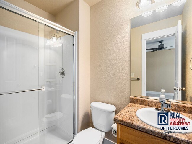 Building Photo - Beautiful 2 Bed 2.5 Bath Townhouse in West...