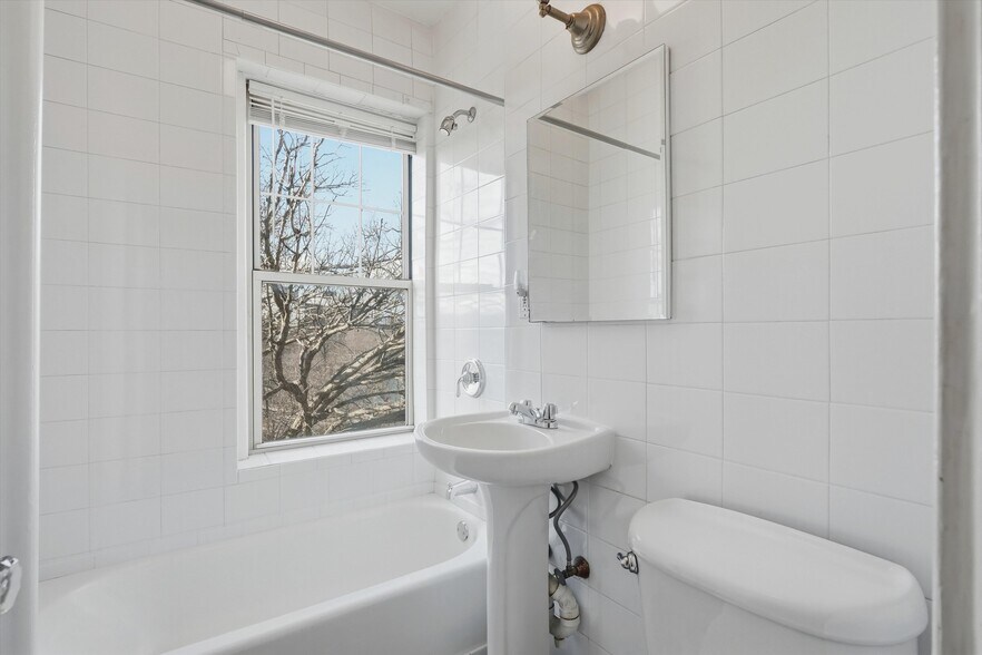 bathroom - 70 Fenway