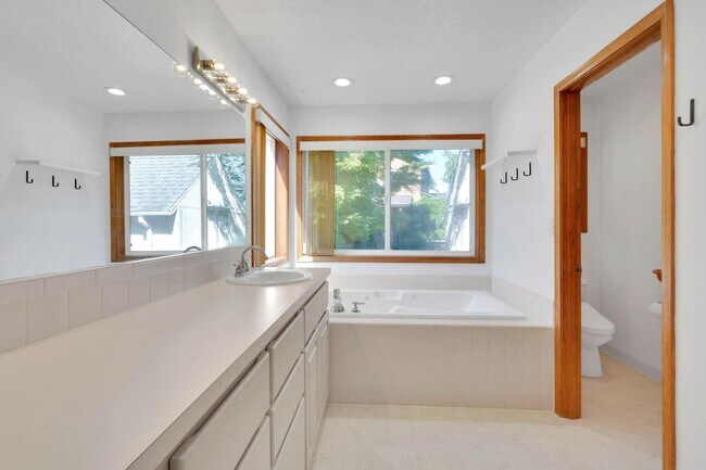 Building Photo - Bright, roomy 3-bdrm/2-bath home w/ office...