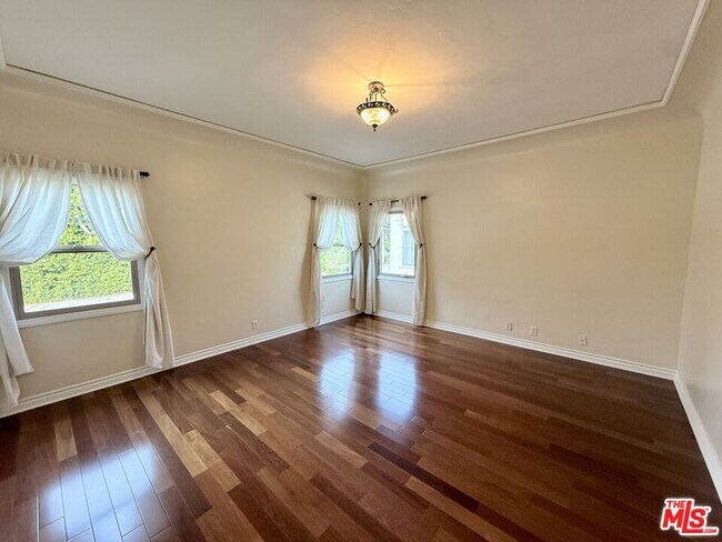 Building Photo - 1227 Ridgeley Dr