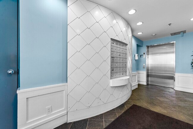 Building Photo - 727 Monroe St