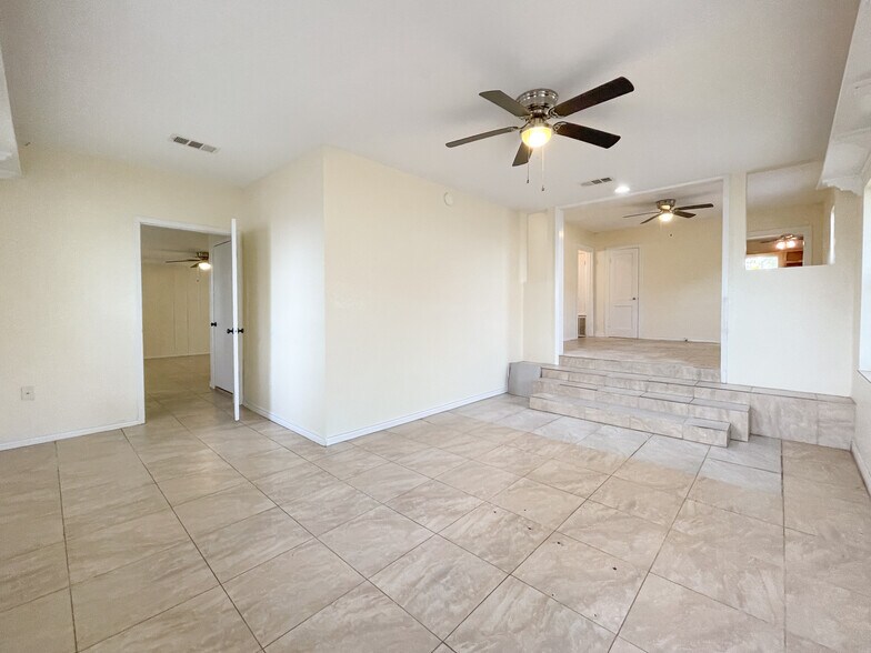 Building Photo - 1306 W 11th St