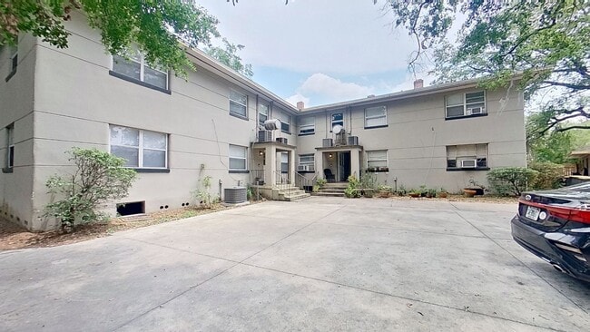 Building Photo - Charming Apartment with Wood Floors & Convenient Amenities