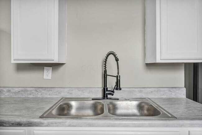 Building Photo - 365 S Eureka Ave