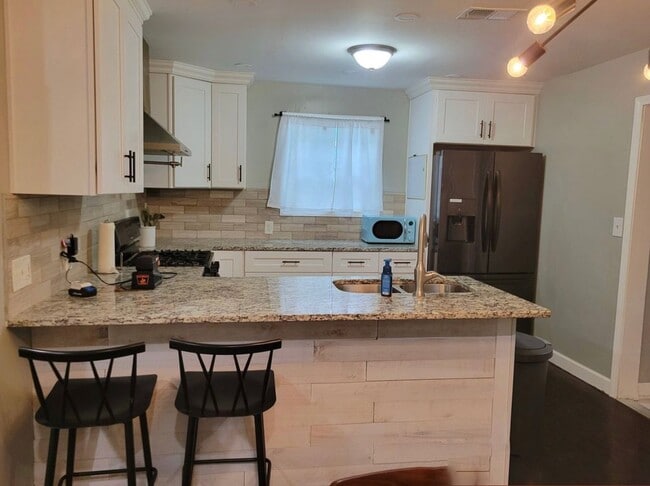 Building Photo - 1372 Lockwood Dr SW