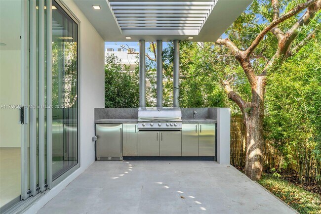 Building Photo - 2110 S Miami Ave