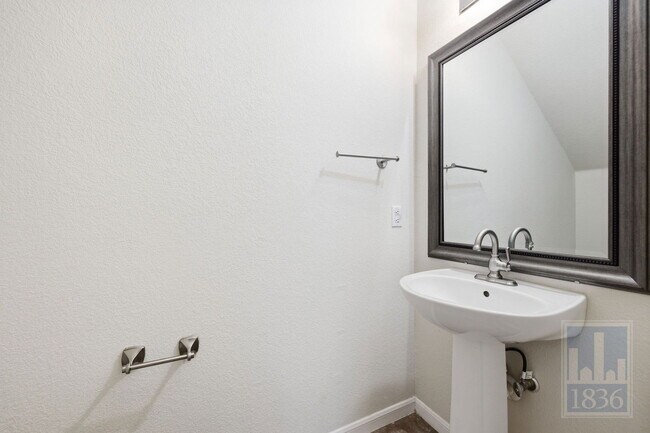 Building Photo - 1110 Water Birch