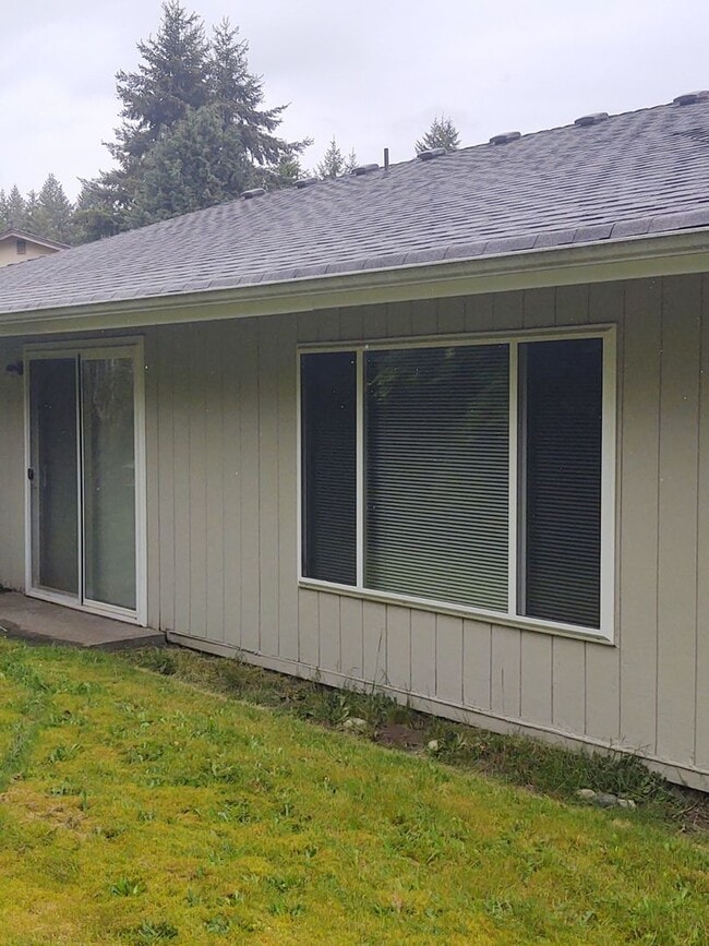 Building Photo - 2BD/1B Lacey Duplex with Large Yard and Ga...