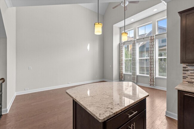 Building Photo - 1024 Moorewood Ln S E