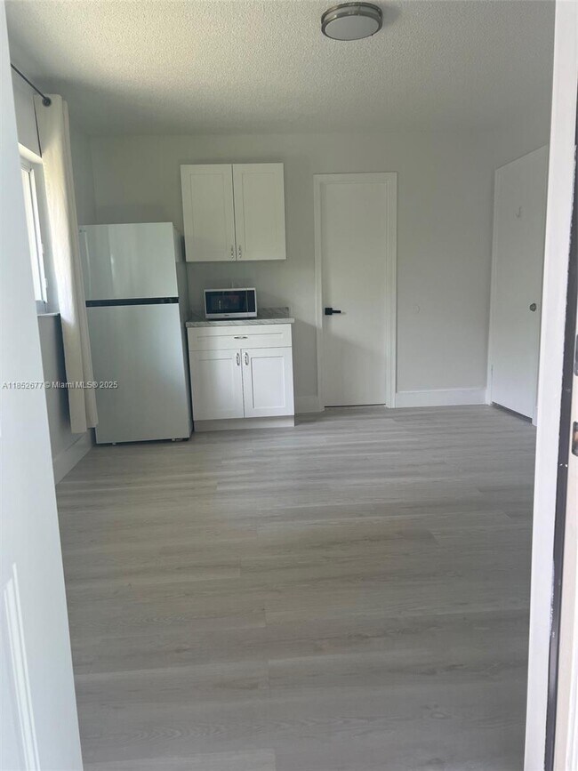 Building Photo - 5004 SW 140th Ct
