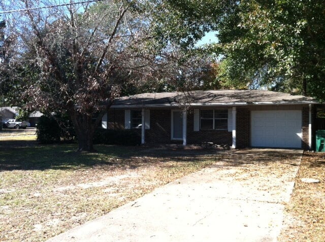 Building Photo - "Charming 3-Bedroom home with 2 Full Baths...