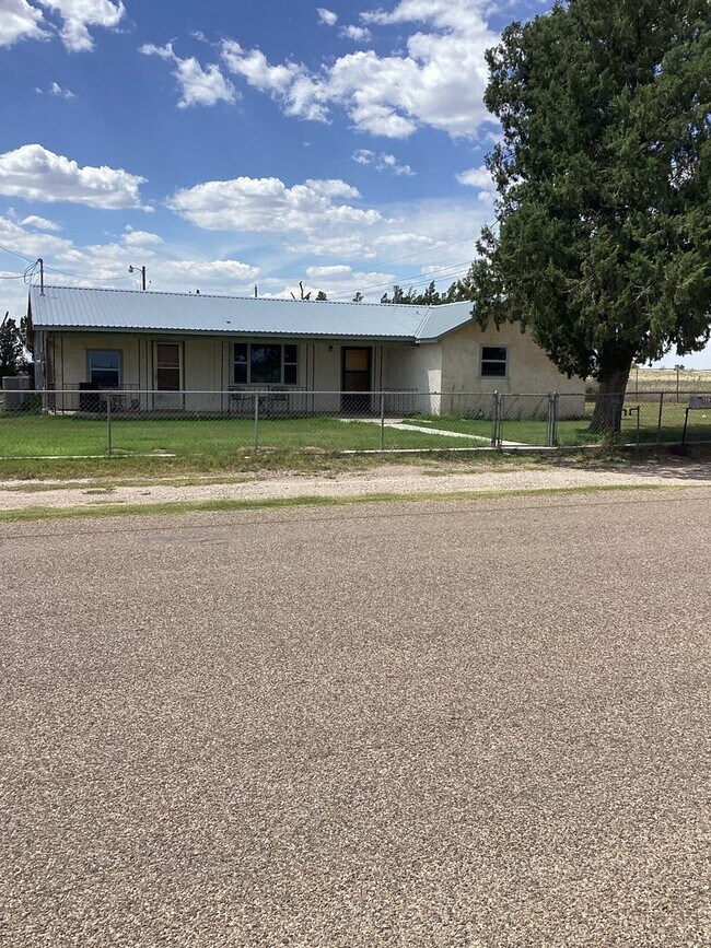 Building Photo - Country living close to town in Portales!