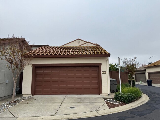 Building Photo - Corner lot Roseville property!