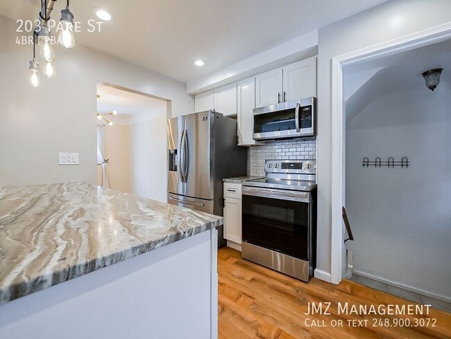 Building Photo - 203 Pare St