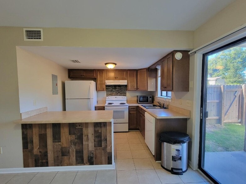 Building Photo - 4466 E Business Highway 98