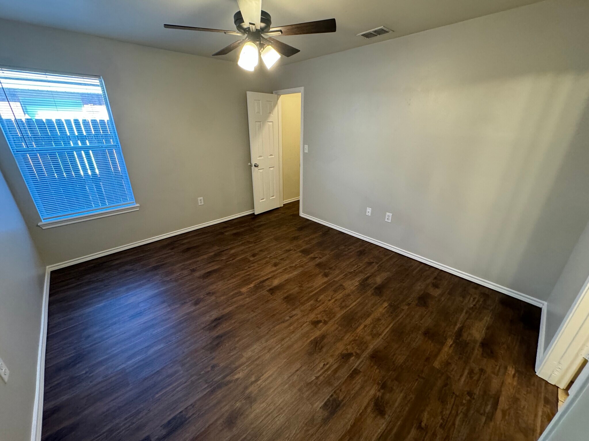 Building Photo - 534 N Brentwood Ave