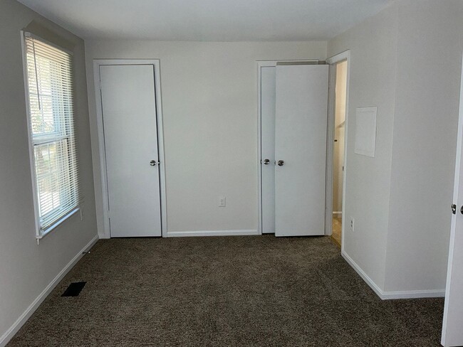 Building Photo - Very well maintained 3 bedroom 2 full 1 half bath town home located in the desired Stonebridge Co...