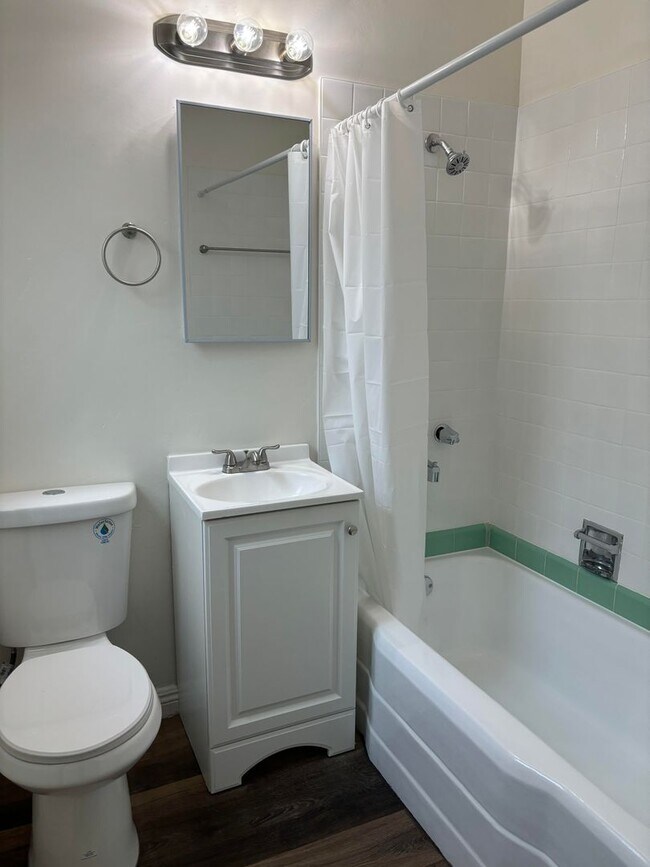 Building Photo - Beautifully renovated 2 bedroom 2 bath home w/ all utilities included!