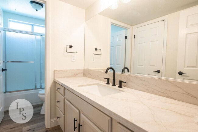 Building Photo - Fresno CUSD Home, 4BR/3BA, Newly Remodeled...