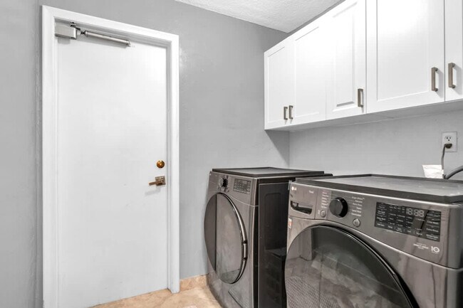 Building Photo - 1006 SE 6th St