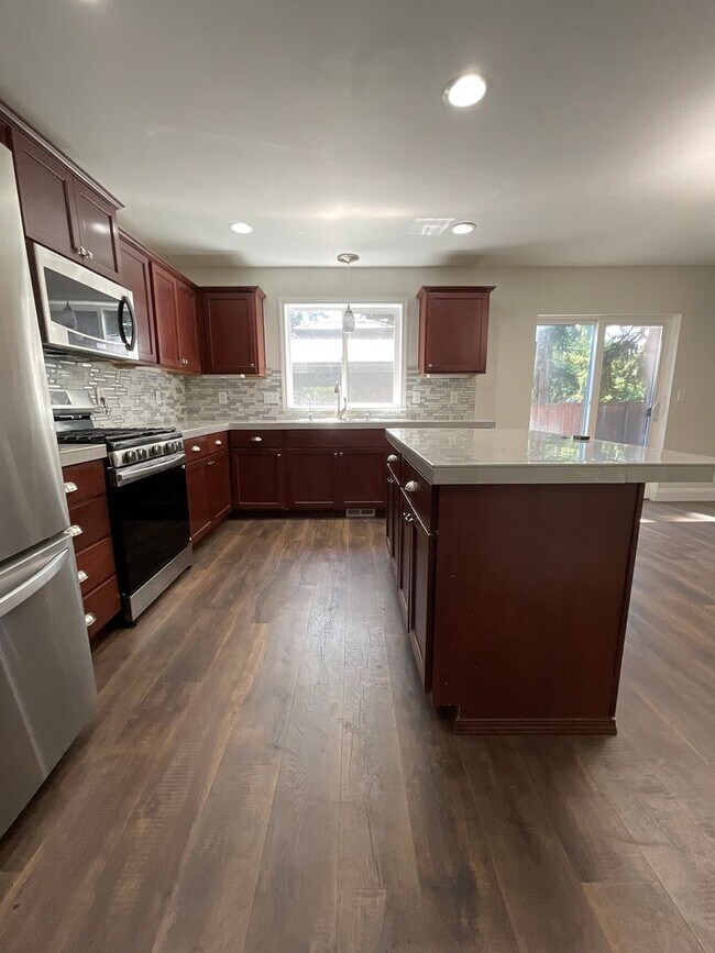 Building Photo - Beautiful 3 BR/2.5 BA Home with Bonus Room