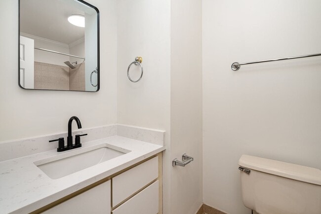 Building Photo - Newly Renovated 2-Bedroom Townhome in the Heart of Green Hills