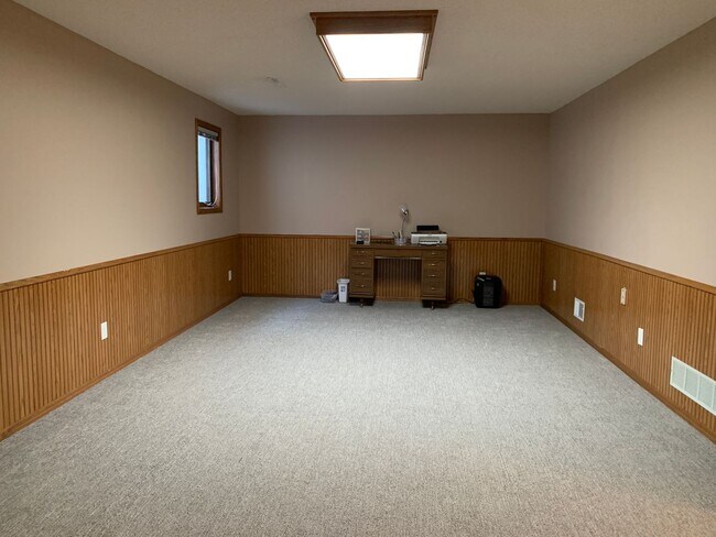 Building Photo - Executive 3 Bedroom Home