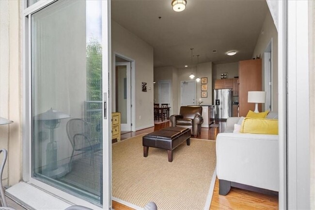 Building Photo - Charming 2BR Condo in Atlanta
