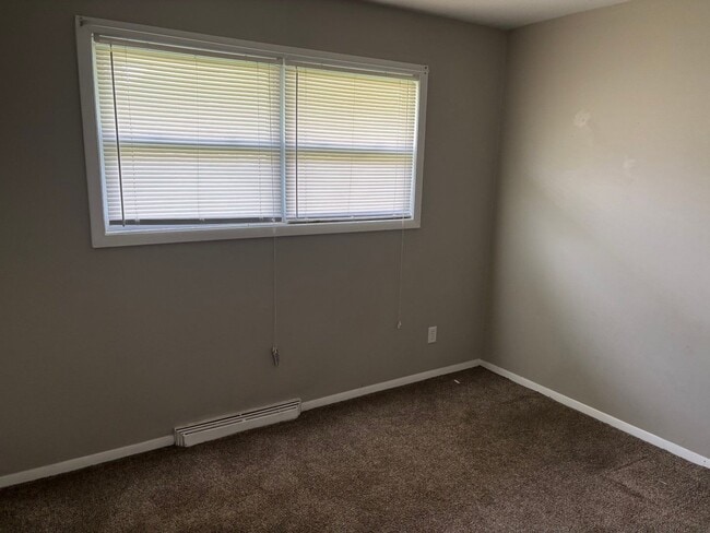 Building Photo - 3 Bedroom, 1 Bathroom Rolling Acres Home F...
