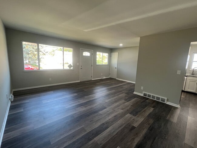 Building Photo - Renovated Spacious 4 Bedroom Home Available for Pre-Lease!