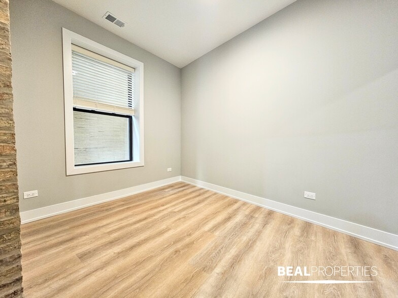 Building Photo - 428 W Belden Ave