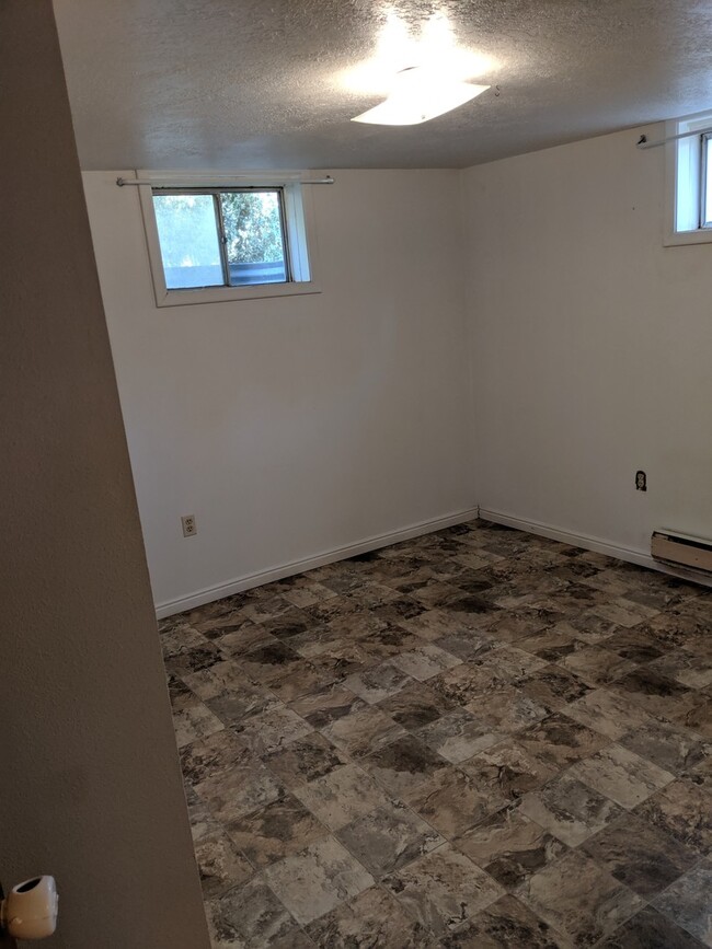 Building Photo - 2 bedroom 1 bath basement duplex with larg...