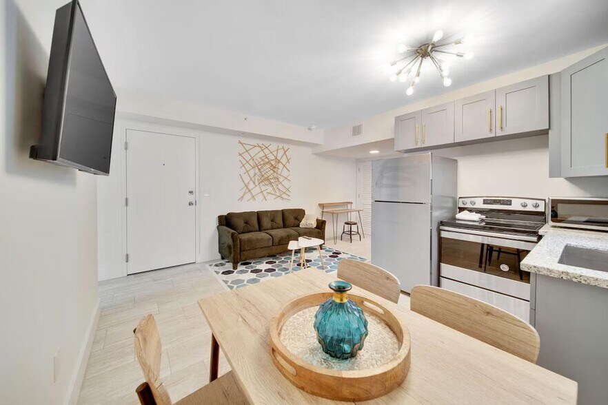 Building Photo - 1317 SW 22nd Ave