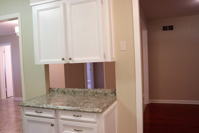 Building Photo - Bossier City, LA - 71112 - Beautifully upd...