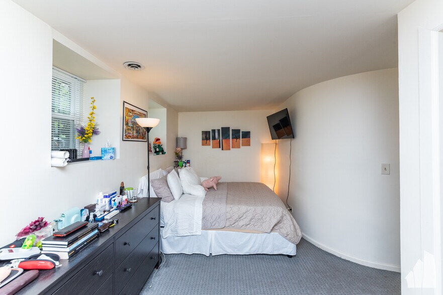 Building Photo - 1301 N Hoyne Ave