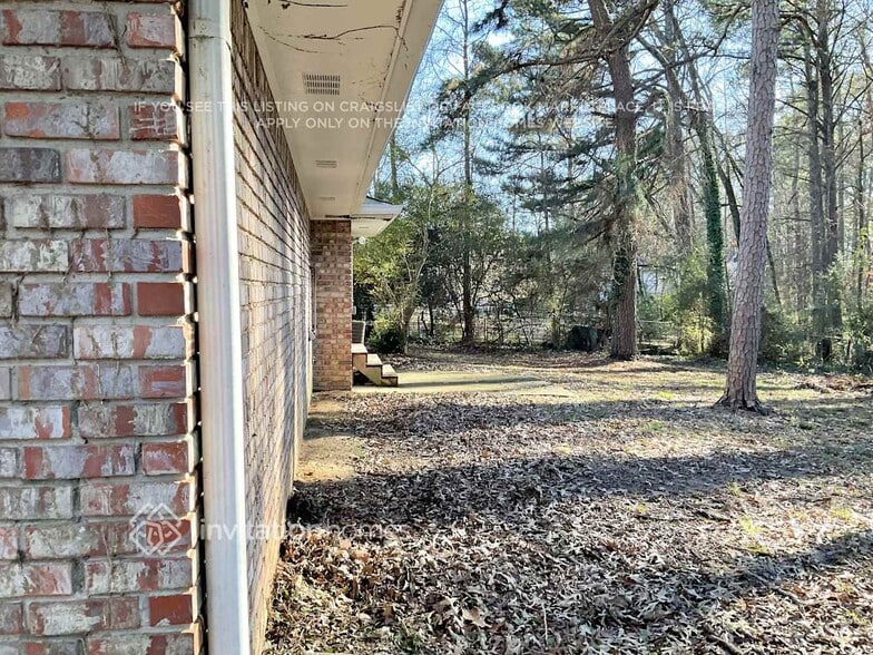 Building Photo - 2595 Pamela Dr SW