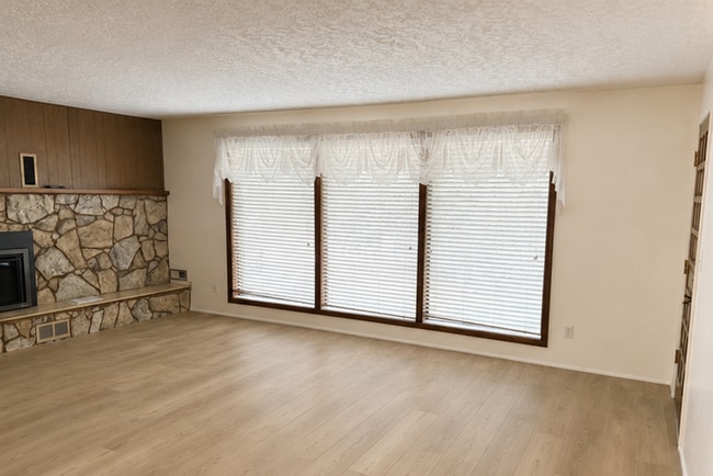 Building Photo - 916 S 6800 E