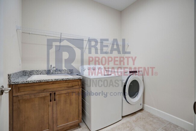 Building Photo - 7745 Sandhill Lake Dr