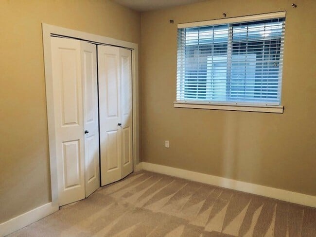 Building Photo - Riverfront Sandpiper Village Condo 2 Bedroom, 2 Baths!!