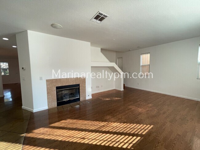 Building Photo - 5 Bedroom 2.5 Bath Two Story House