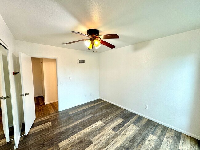 Building Photo - Great 1B/1BA Condo in Gated Community in E...