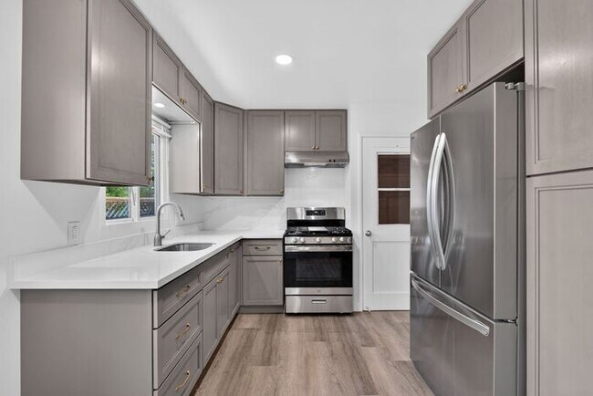 Building Photo - 2,900 /Month Beautiful 2 Bed, 1 Bath Single Story, with Garage Centrally Located in Petaluma!