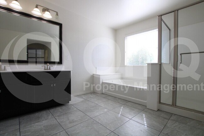 Building Photo - 12123 W Cottontail Ln