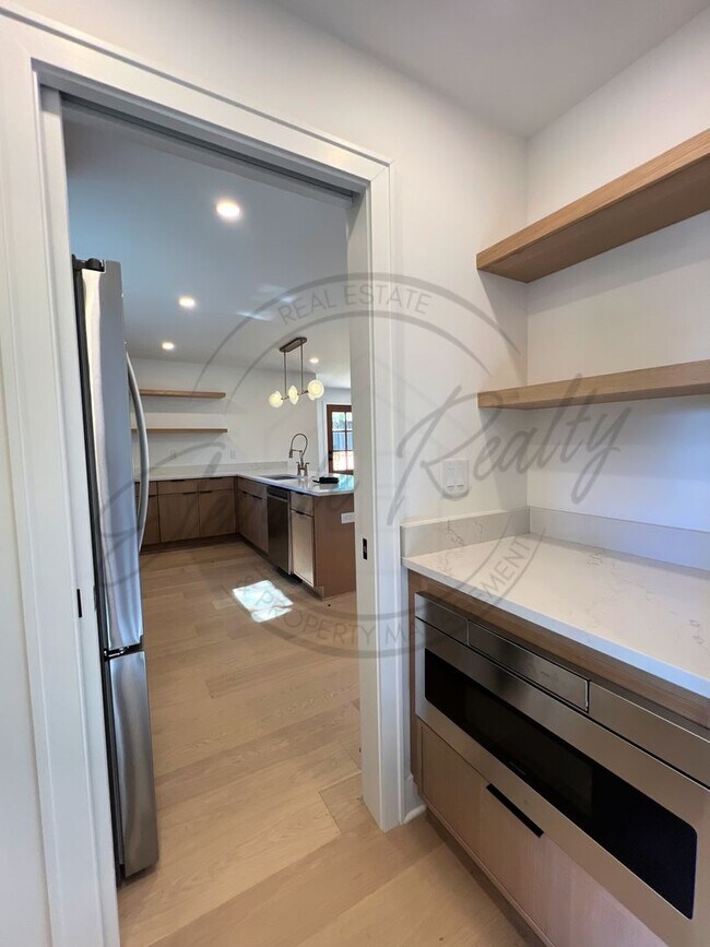 Building Photo - Modern Elegance in the Heart of Nashville ...