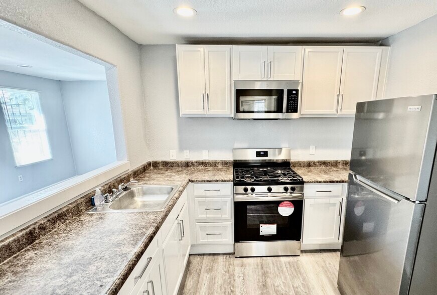 Primary Photo - 4225 8th Ave